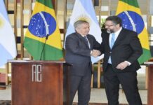 Argentina reduce la tensión con Brasil y pide ayuda para negociar su deuda
