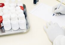 Los directores de la OMS y la OMC piden intercambiar información sobre COVID-19