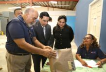 Director de Aduanas de El Salvador visita el depósito postal del principal aeropuerto de Panamá