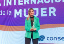 La titular de la Aduana fue premiada como Mujer Destacada en las Ciencias Económicas